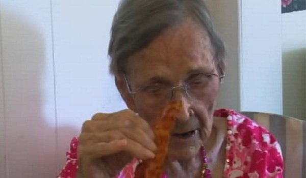 La 105 ani, o femeie dezvăluie secretul longevităţii sale: a consumat în fiecare zi un aliment considerat nesănătos 