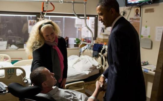 Militarul Florinel Enache, rănit în Afganistan şi vizitat de Obama în spital, a revenit în ţară  207940