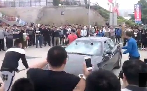 Un chinez a angajat câţiva oameni sa-i distrugă în public Maserati-ul, ca protest faţă de cum a fost tratat în service 