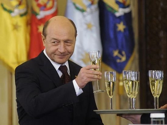 Un fost PREŞEDINTE declară despre Băsescu: &quot;Îi sună atunci când este BEAT&quot;