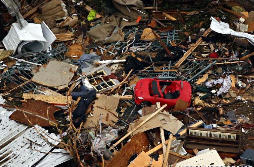 Imagini apocaliptice în SUA. Tornadele au făcut ravagii în Texas. Şase oameni au murit şi 100 au fost răniţi  208223
