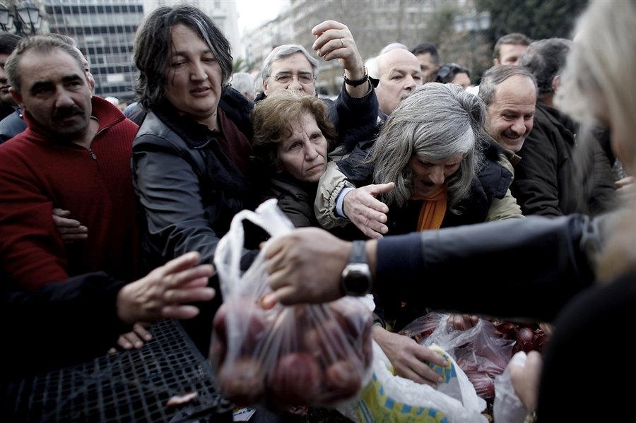 Protest inedit la Atena. Producătorii agricoli au împărţit fructe şi legume gratis