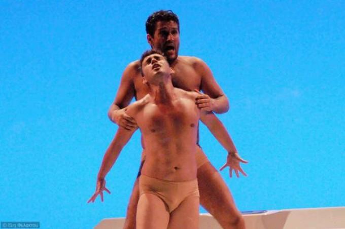 Reprezentantul României la Eurovision, DEZBRĂCAT pe scenă, alături de un BĂRBAT 208086