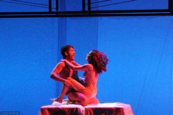 Reprezentantul României la Eurovision, DEZBRĂCAT pe scenă, alături de un BĂRBAT 208087