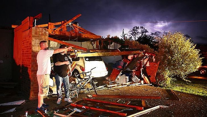 Casele au fost smulse din temelii şi ridicate în aer cu o putere ameţitoare. 6 oameni au murit în Texas din cauza tornadelor