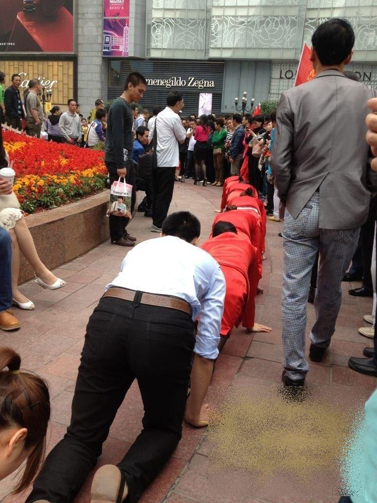 Cum şi-a UMILIT un patron din China angajaţii. "Zici că erau SCLAVI pe plantaţie" 208241