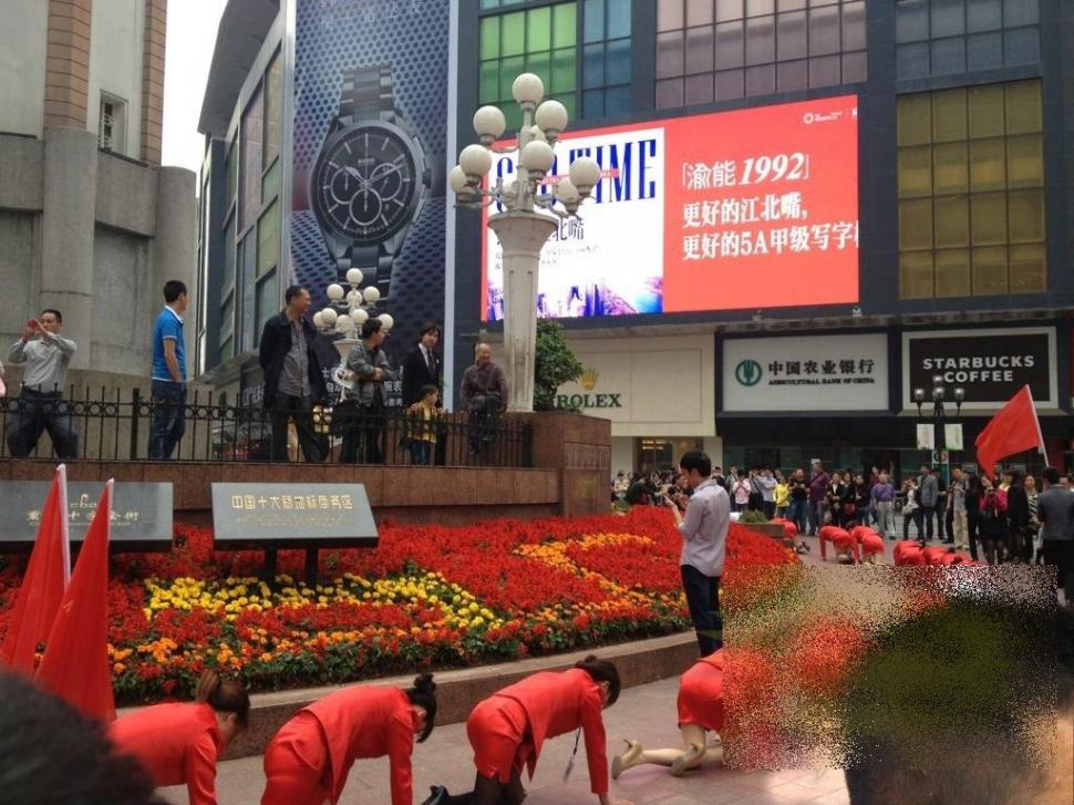 Cum şi-a UMILIT un patron din China angajaţii. "Zici că erau SCLAVI pe plantaţie" 208242