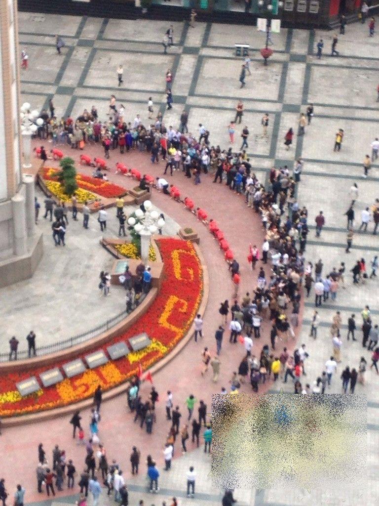 Cum şi-a UMILIT un patron din China angajaţii. "Zici că erau SCLAVI pe plantaţie" 208243