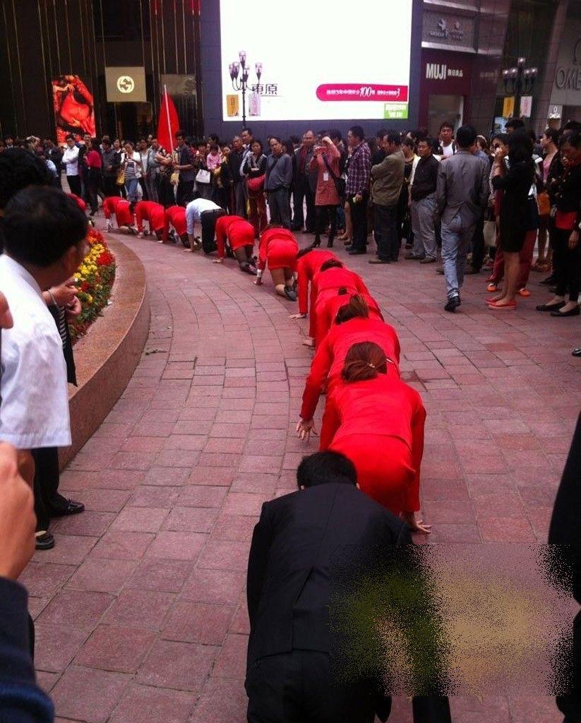 Cum şi-a UMILIT un patron din China angajaţii. "Zici că erau SCLAVI pe plantaţie" 208244