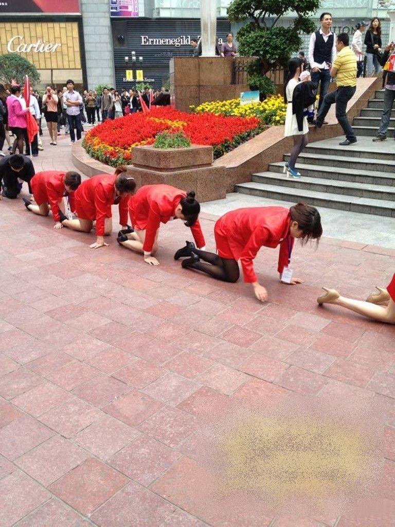 Cum şi-a UMILIT un patron din China angajaţii. "Zici că erau SCLAVI pe plantaţie" 208247