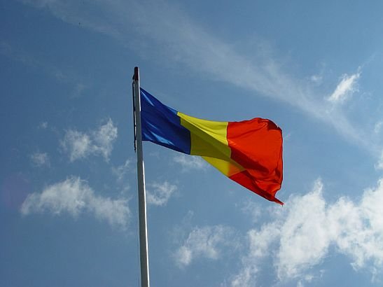 Paraşutiştii de la Aeroclubul României s-au alăturat campaniei Antena 3 de a face cel mai mare steag din lume
