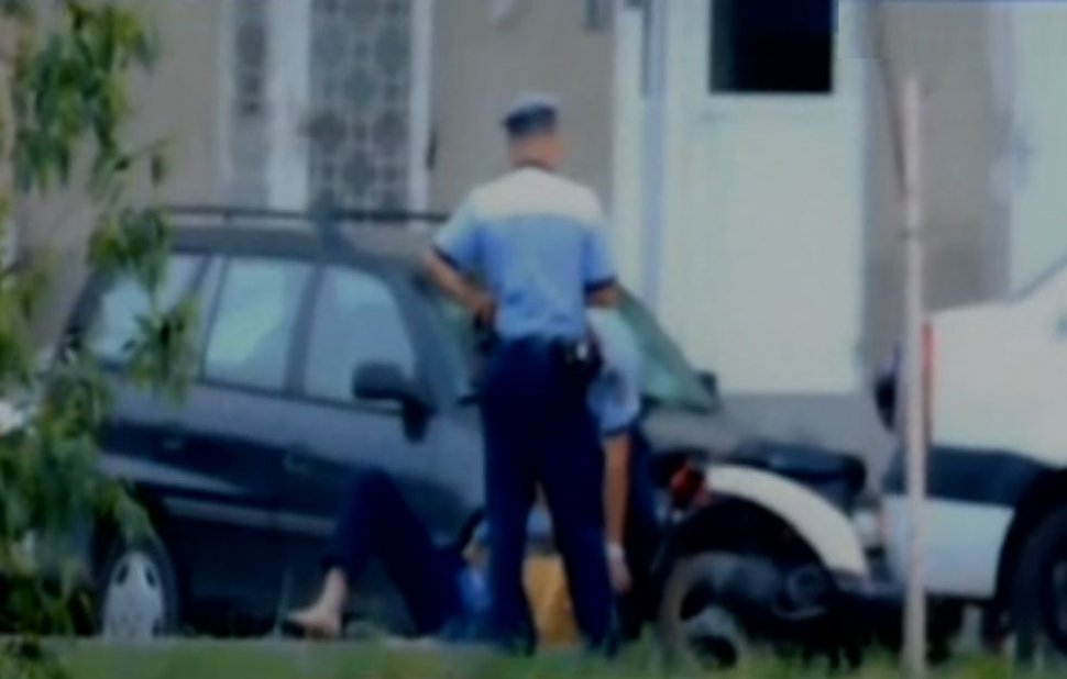 Poliţişti filmaţi în timp ce lovesc fără milă un tânăr încătuşat şi trântit la pământ, în Oradea