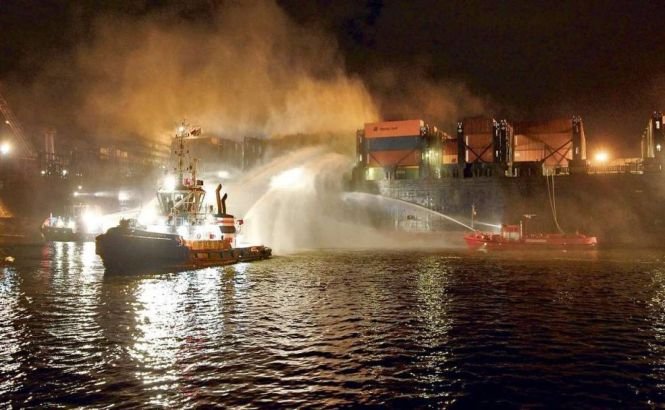 Vasul care a luat foc în Hamburg avea la bord substanţe radioactive