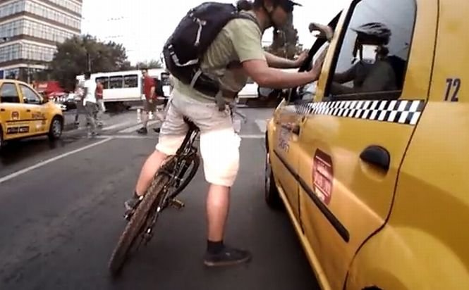 Cu nervii întinşi la maximum. Conflict între un biciclist şi un taximetrist, în traficul bucureştean