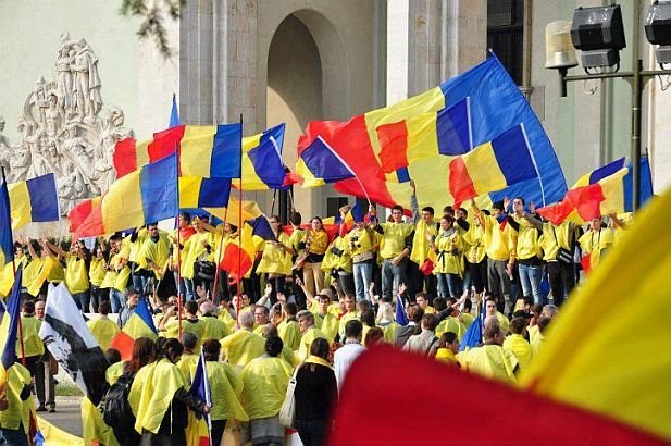 &quot;Drapelul se simte. Simţi cu inima, cu sufletul, că eşti român!&quot; Cel mai preţios dar pentru toţi românii, făcut de Antena 3