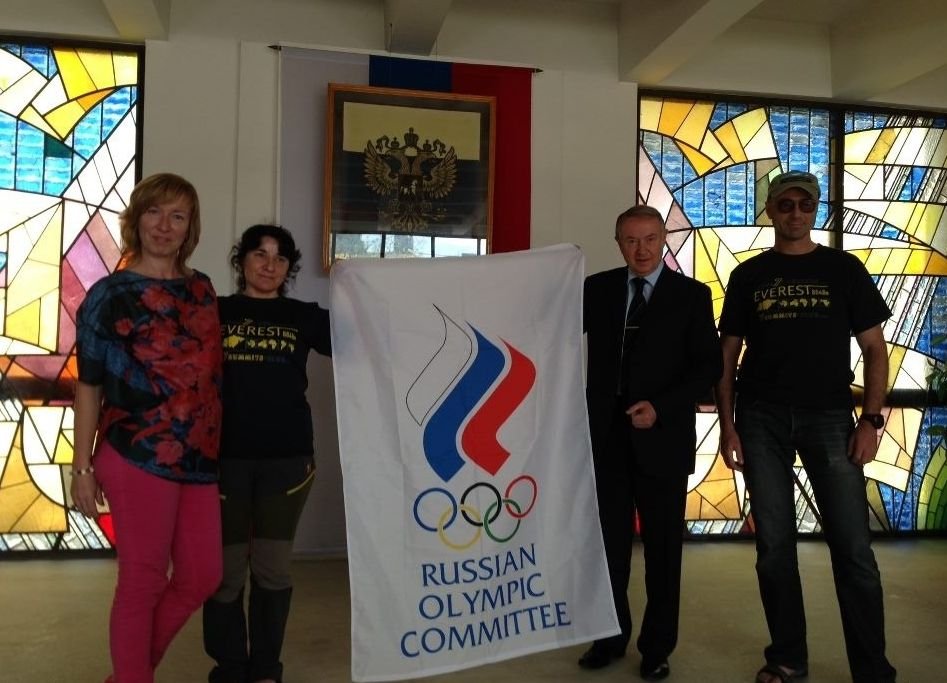 Drapelul Soci-2014, arborat pe Everest de o alpinistă din Rusia