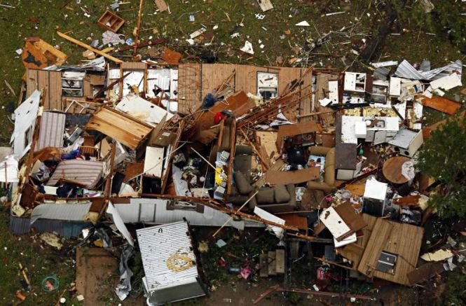 Patru state americane, devastate de tornade. Zeci de case au fost distruse