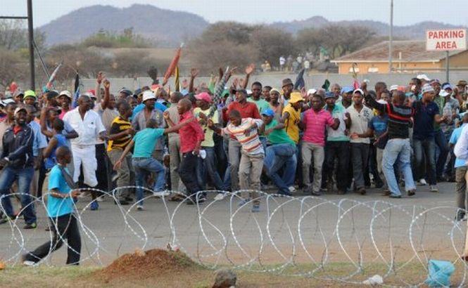 10 mineri sud-africani au fost internaţi în spital după un conflict cu agenţii de pază