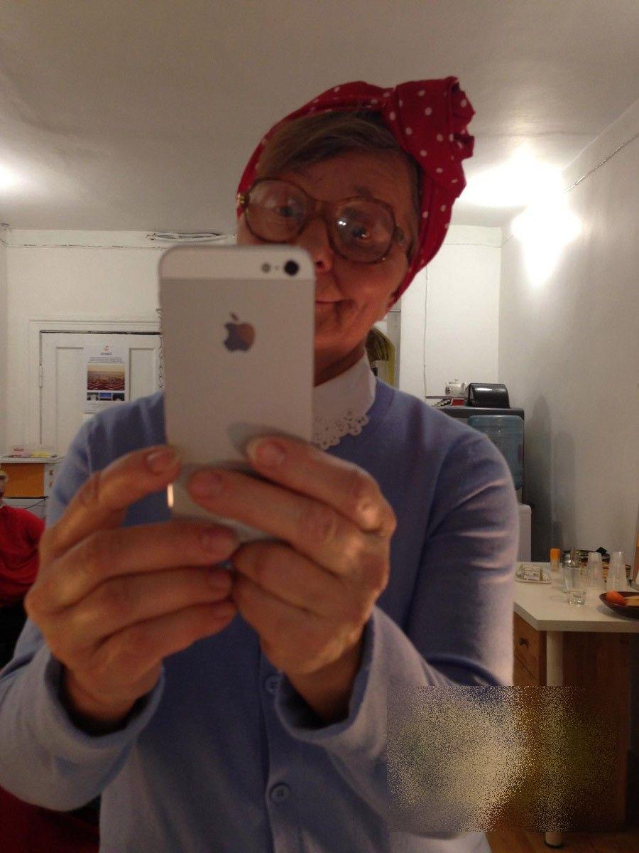 Are 60 de ani, dar a devenit un FENOMEN pe Facebook. Face întrecere cu piţipoancele la numărul de "Like-uri" 208829