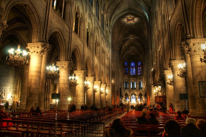 Sinucidere în catedrala Notre-Dame din Paris. Scriitorul Dominique Venner s-a împuşcat în faţa altarului