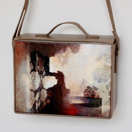 Artista de origine română care ne arată cum poate fi purtată arta. Tablourile portabile, un pod între artă şi oameni 209081