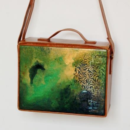 Artista de origine română care ne arată cum poate fi purtată arta. Tablourile portabile, un pod între artă şi oameni 209082