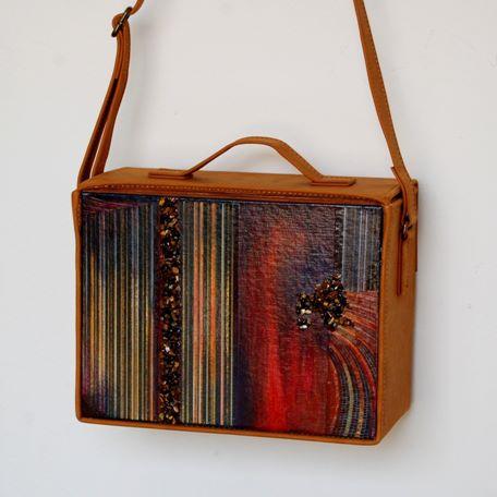 Artista de origine română care ne arată cum poate fi purtată arta. Tablourile portabile, un pod între artă şi oameni 209083