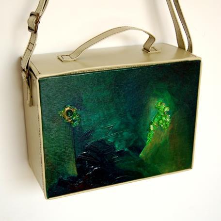 Artista de origine română care ne arată cum poate fi purtată arta. Tablourile portabile, un pod între artă şi oameni 209084