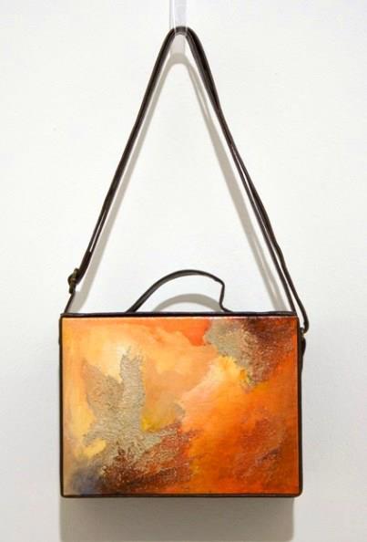 Artista de origine română care ne arată cum poate fi purtată arta. Tablourile portabile, un pod între artă şi oameni 209086