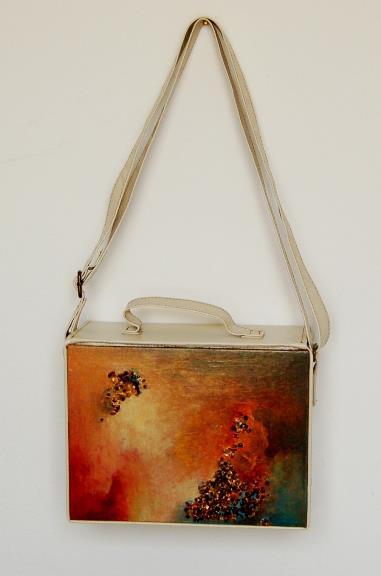 Artista de origine română care ne arată cum poate fi purtată arta. Tablourile portabile, un pod între artă şi oameni 209087