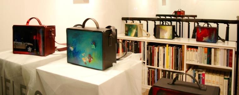 Artista de origine română care ne arată cum poate fi purtată arta. Tablourile portabile, un pod între artă şi oameni 209088