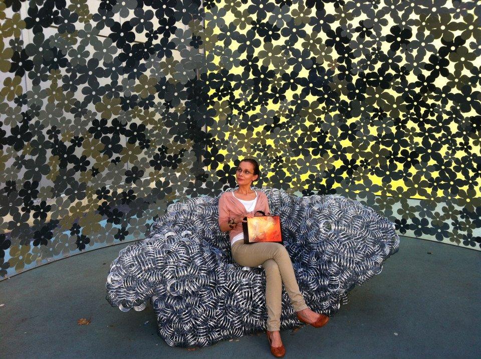 Artista de origine română care ne arată cum poate fi purtată arta. Tablourile portabile, un pod între artă şi oameni 209089