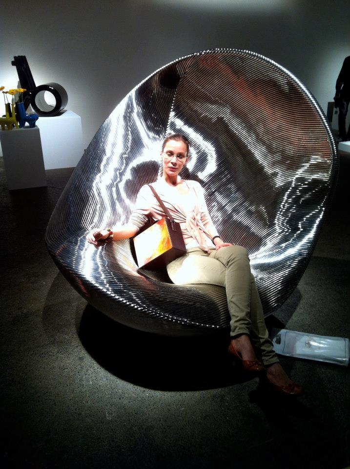 Artista de origine română care ne arată cum poate fi purtată arta. Tablourile portabile, un pod între artă şi oameni 209091