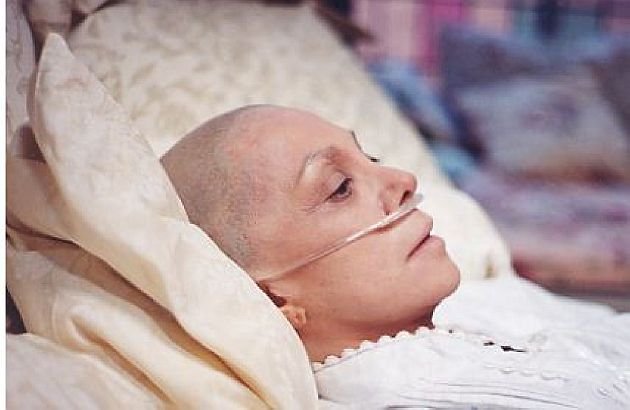 Bolnavă de cancer a rămas fără pensie, pentru că s-a &quot;însănătoşit&quot;. Metoda umilitoare, practicată de autorităţi