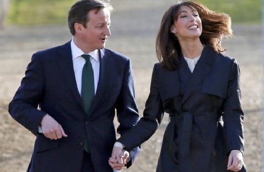 David Cameron susţine că soţia lui, Samantha, s-a îndrăgostit de el pentru că avea maşină