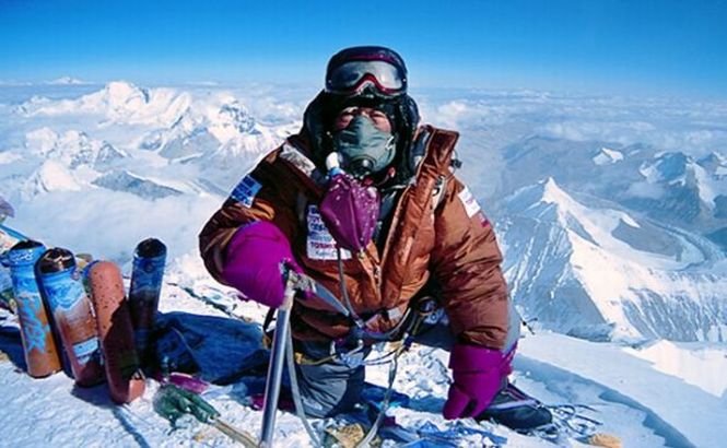 A cucerit Everestul la 80 de ani