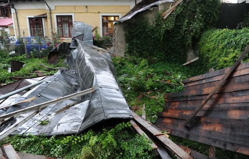 FURTUNĂ VIOLENTĂ în Bucureşti şi Ilfov: 18 persoane duse la spital, 78 de copaci căzuţi, din cauza furtunii