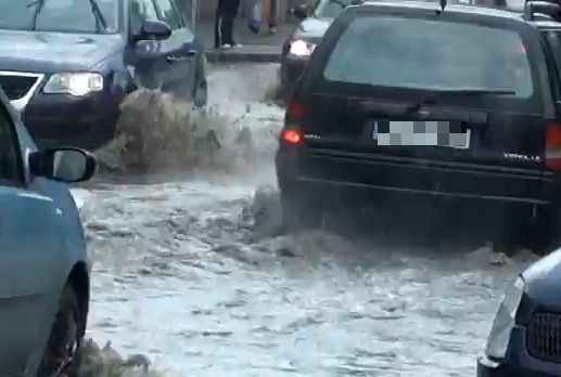 Pasaj inundat, maşină avariată şi mai mulţi copaci doborâţi de furtună, în Argeş şi Dâmboviţa