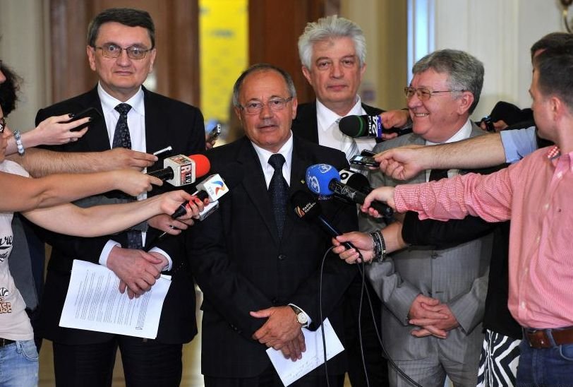 Ponta: Stănescu este un diversionist de meserie, îl va tranzacţiona şi pe Antonescu