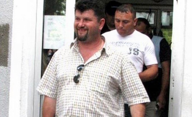 Primarul din localitatea argeşeană Bradu, cercetat pentru fraude electorale, are interdicţie de a părăsi ţara
