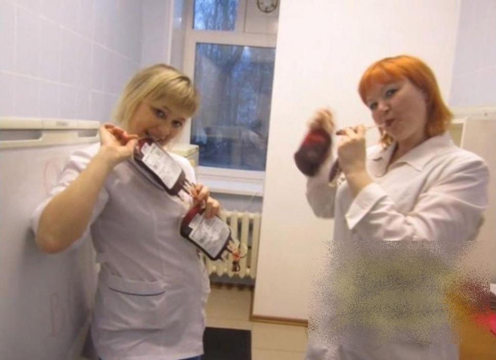 Cum îşi bat joc aceste asistente de bolnavii aflaţi în comă. "Mi-a venit rău când le-am văzut în salon cu soţia mea" 209384