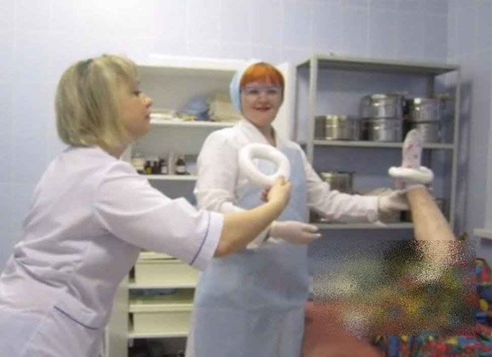 Cum îşi bat joc aceste asistente de bolnavii aflaţi în comă. "Mi-a venit rău când le-am văzut în salon cu soţia mea" 209385