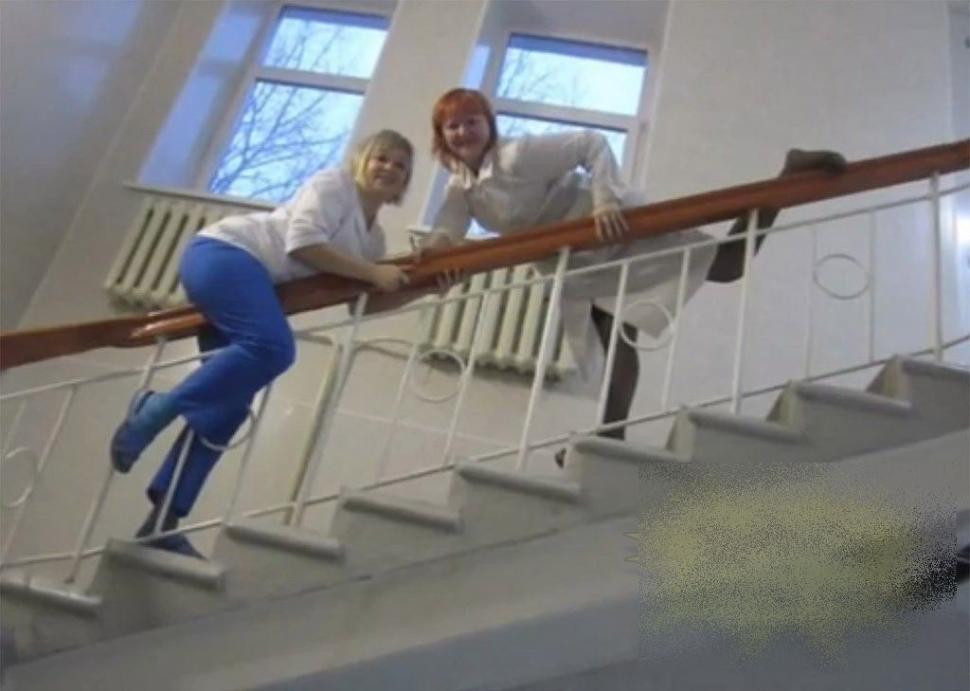 Cum îşi bat joc aceste asistente de bolnavii aflaţi în comă. "Mi-a venit rău când le-am văzut în salon cu soţia mea" 209393