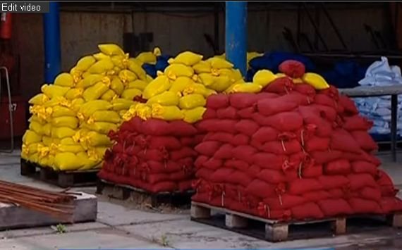 Peste 2.500 de saci cu nisip, în culorile tricolorului, pregătiţi pentru marele eveniment din 27 mai