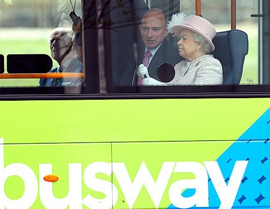Regina Marii Britanii face economii: merge cu trenul şi autobuzul!