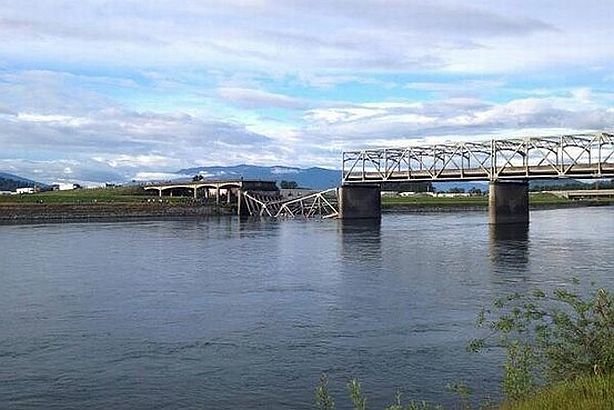 Un pod rutier din Washington s-a prăbuşit. Maşinile care îl traversau au căzut în apă