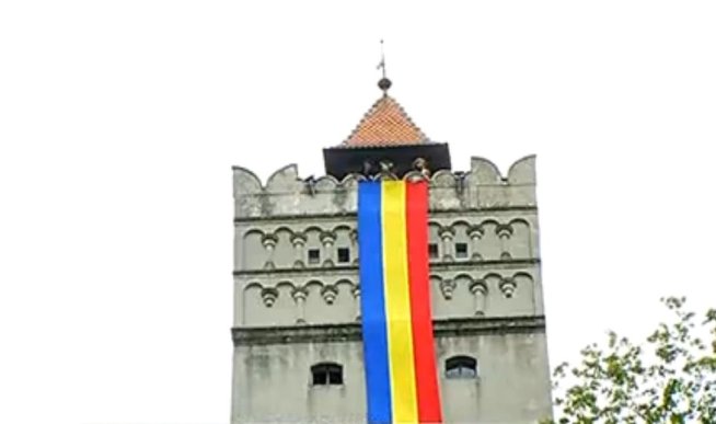 Drapelul României, arborat pe Castelul Bran. Pregătirile pentru ziua cea mare au intrat în linie dreaptă