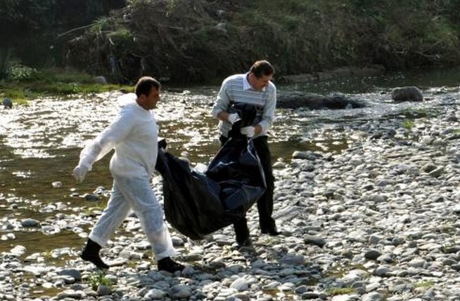 ÎNFIORĂTOR: Cadavrul unei femei tranşate a fost descoperit în râul Argeş