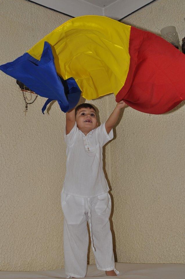 RIDICĂ DRAPELUL! Românii s-au alăturat inițiativei Antena 3 de a face cel mai mare steag din lume 209632