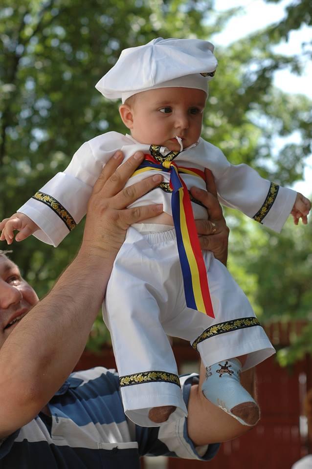 RIDICĂ DRAPELUL! Românii s-au alăturat inițiativei Antena 3 de a face cel mai mare steag din lume 209633